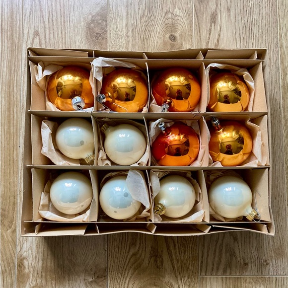 VINTAGE (1960s) Beautiful Glass Christmas Ornament in Original Box. Set of 12 - Picture 2 of 7